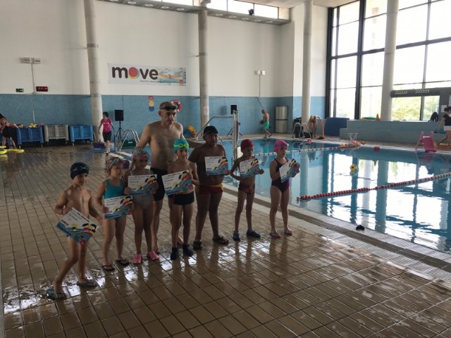 Last Saturday took place the first closing and delivery of diplomas of the courses of swimming of moves, Foto 1