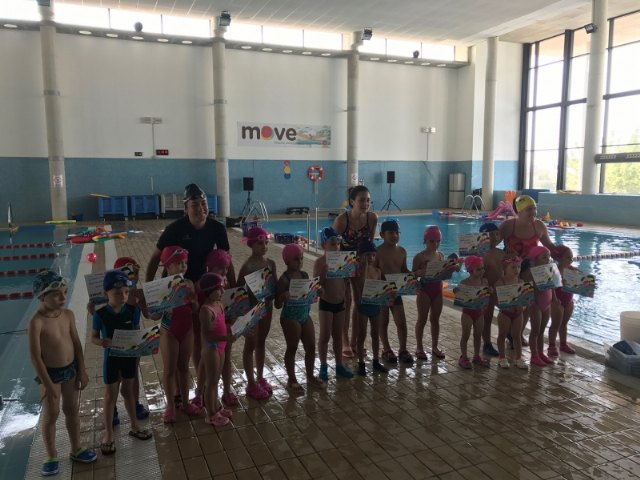 Last Saturday took place the first closing and delivery of diplomas of the courses of swimming of moves, Foto 3
