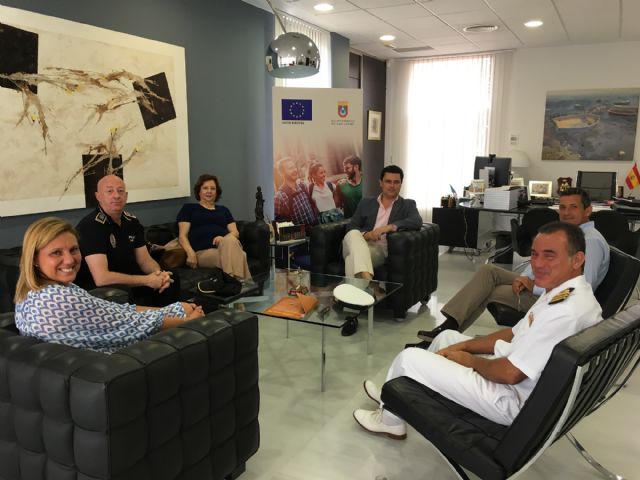 El alcalde informa a los responsables de Patrimonio del Ministerio de Defensa en la Región y a la alcaldesa pedánea de la puesta en marcha del convenio que permite actuar a la Policía Local en la Ciudad del Aire - 1, Foto 1