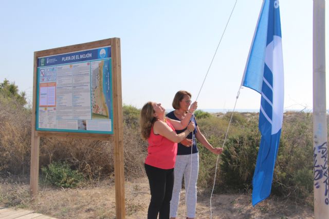 La bandera azul ondea en la playa de El Mojón - 1, Foto 1