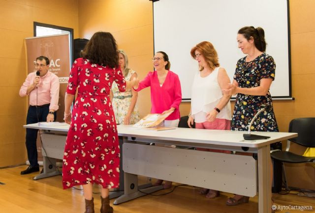 Más de un centenar de mujeres reciben sus diplomas en Terapias Naturales y Manuales - 1, Foto 1