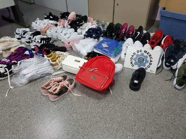 La Policía Local decomisa 67 productos falsificados en el mercadillo del Cénit - 1, Foto 1