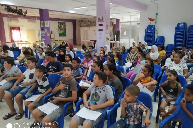 Los participantes de ´Educando en Familia´ recogen sus diplomas en la Barriada Virgen de la Caridad - 1, Foto 1