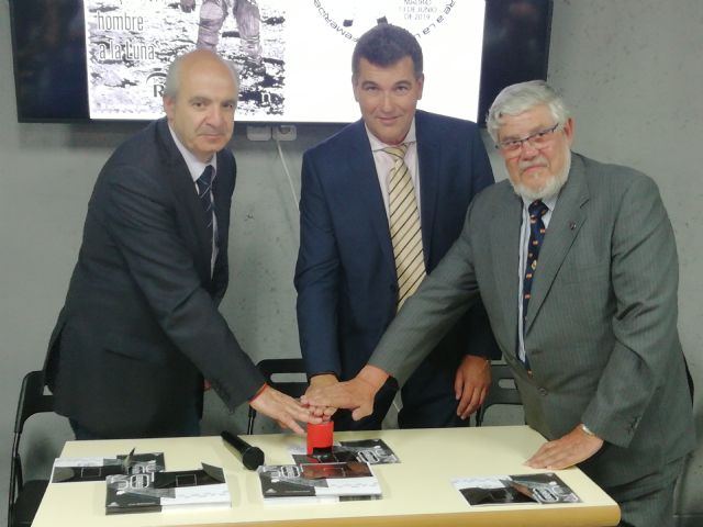 CORREOS presenta un sello que conmemora el 50 aniversario de la llegada del hombre a la luna - 1, Foto 1