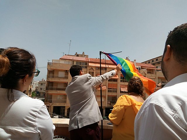 La bandera del orgullo LGBTI ondea por primera vez en el Ayuntamiento de Los Alcázares - 1, Foto 1