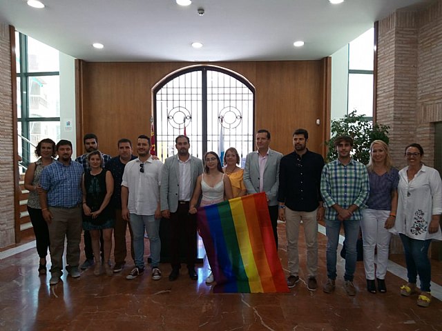 La bandera del orgullo LGBTI ondea por primera vez en el Ayuntamiento de Los Alcázares - 2, Foto 2