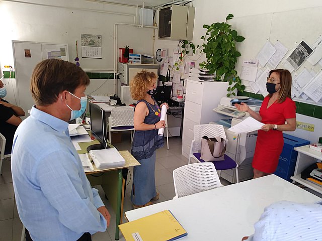 El colegio El Puntal se prepara para el inicio de curso con trabajos de pintura en varias de sus estancias interiores y exteriores - 1, Foto 1