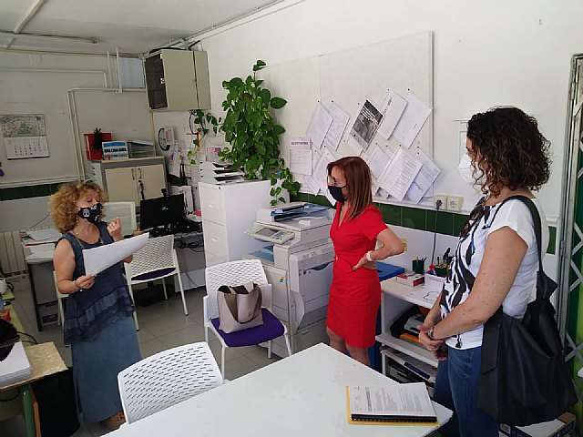 El colegio El Puntal se prepara para el inicio de curso con trabajos de pintura en varias de sus estancias interiores y exteriores - 2, Foto 2