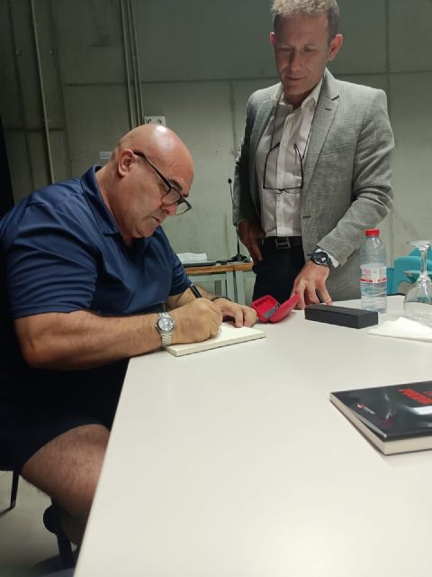 Presentación libro Al otro lado de la puerta - 1, Foto 1