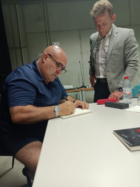 Presentación libro Al otro lado de la puerta - 4, Foto 4