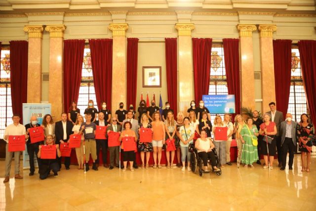Murcia conmemora el Día Internacional de las Personas Sordociegas iluminando de rojo y blanco sus espacios emblemáticos - 1, Foto 1