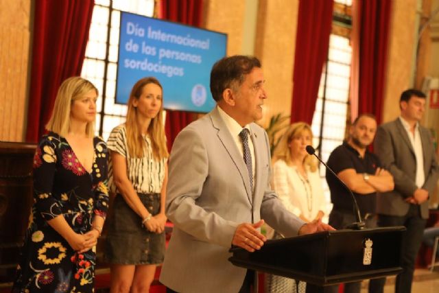 Murcia conmemora el Día Internacional de las Personas Sordociegas iluminando de rojo y blanco sus espacios emblemáticos - 2, Foto 2