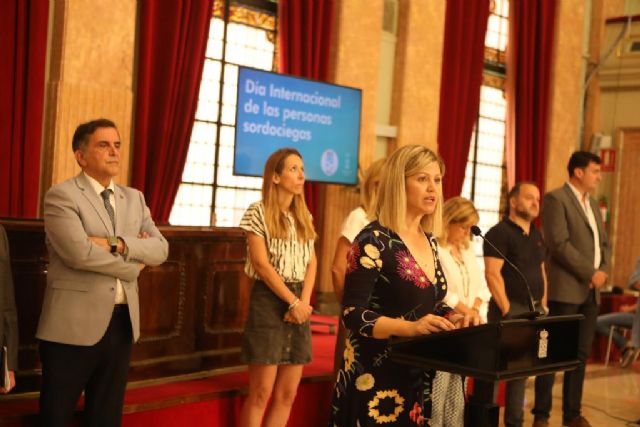 Murcia conmemora el Día Internacional de las Personas Sordociegas iluminando de rojo y blanco sus espacios emblemáticos - 3, Foto 3