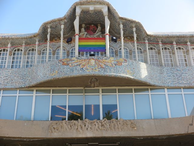 La lona emblema con los colores del arcoíris se exhiben en la Asamblea Regional con motivo del Día del orgullo LGTBI - 1, Foto 1