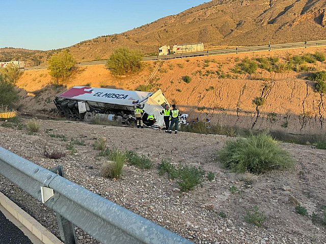 Rescatado y trasladado al hospital el conductor de un camión que volcó en la autovía A-33, en Jumilla - 1, Foto 1