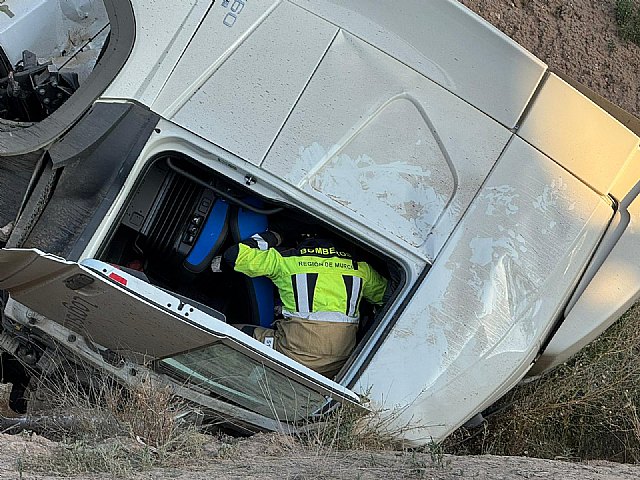 Rescatado y trasladado al hospital el conductor de un camión que volcó en la autovía A-33, en Jumilla - 2, Foto 2