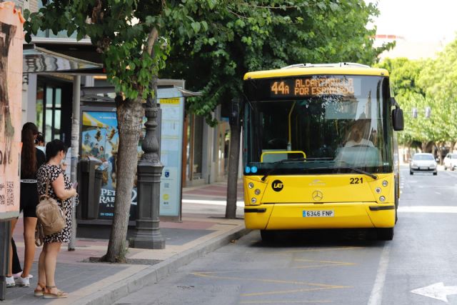 El Ayuntamiento mantiene el descuento de 7 euros por cada recarga de los bonos de transporte público para estudiantes - 1, Foto 1