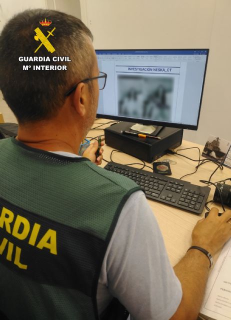 La Guardia Civil investiga a dos menores por modificar la fotografía de una menor con IA y difundirla en redes sociales - 2, Foto 2