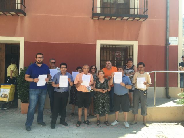 Vecinos y portavoces de Ciudadanos y PSOE en la puerta del consistorio., Foto 1