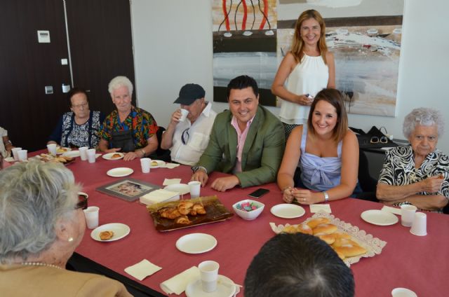 El alcalde celebró el Día de los Abuelos con los usuarios del Centro de Estancias Diurnas de Personas Mayores - 1, Foto 1