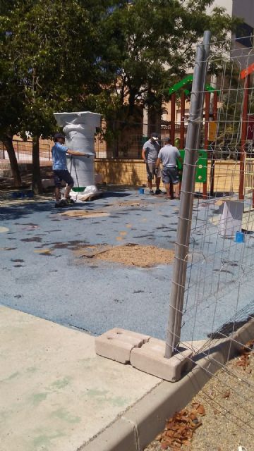 They replace the rubber pavement of the playground area of â€‹â€‹the "Tierno Galván" park and incorporate new games, Foto 6