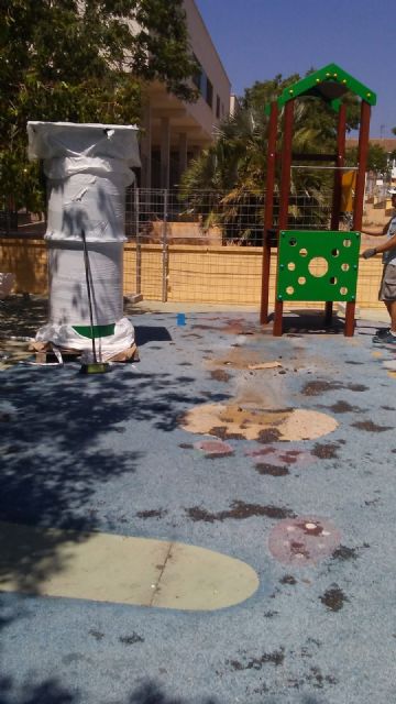 They replace the rubber pavement of the playground area of â€‹â€‹the "Tierno Galván" park and incorporate new games, Foto 7