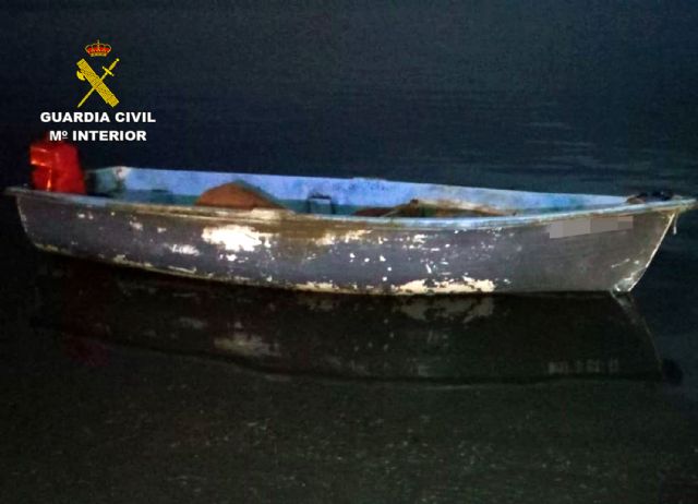 La Guardia Civil decomisa una embarcación de pesca y sus artes utilizadas para pescar ilícitamente en el Mar Menor - 4, Foto 4