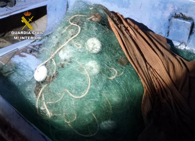 La Guardia Civil decomisa una embarcación de pesca y sus artes utilizadas para pescar ilícitamente en el Mar Menor - 5, Foto 5
