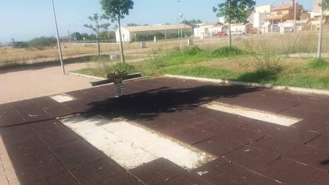 Cs: el abandono de los parques ha obligado a algunos vecinos de Los Belones a asumir labores de jardineros - 1, Foto 1