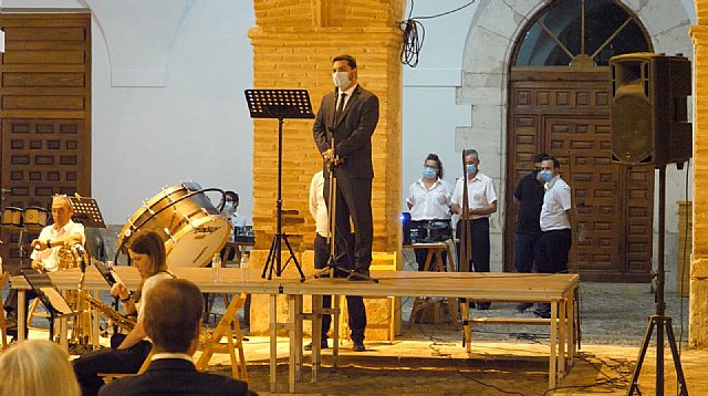 Pastrana rindió homenaje a voluntarios y servidores públicos durante el confinamiento - 1, Foto 1