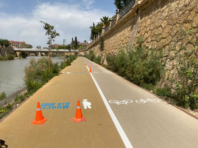 Nueva señalización horizontal a lo largo de 4.000 metros para el carril bici y los pasos peatonales de Murcia Río - 2, Foto 2