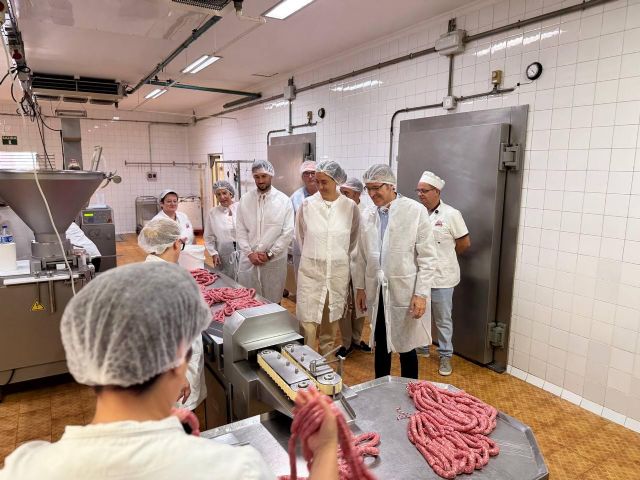 La alcaldesa de Archena y el consejero Luis Alberto Mar�n visitan la empresa artesanal 'Embutidos La Ca&ntilde;ada'
