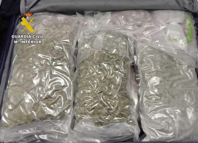 La Guardia Civil sorprende en el aeropuerto de Corvera a un pasajero con cerca de 15 kilos de droga - 2, Foto 2