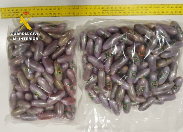 La Guardia Civil sorprende en el aeropuerto de Corvera a un pasajero con cerca de 15 kilos de droga, Foto 6