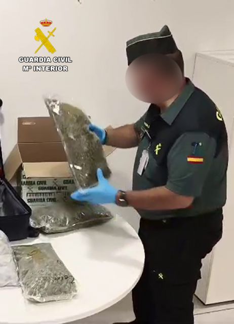 La Guardia Civil sorprende en el aeropuerto de Corvera a un pasajero con cerca de 15 kilos de droga, Foto 7
