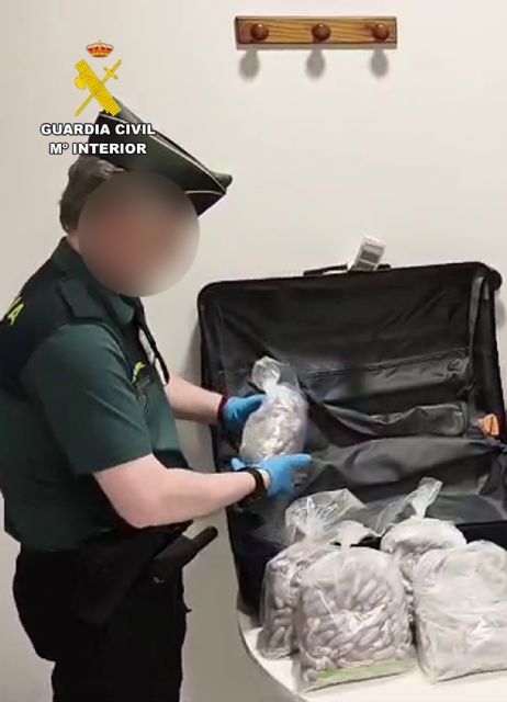 La Guardia Civil sorprende en el aeropuerto de Corvera a un pasajero con cerca de 15 kilos de droga, Foto 8