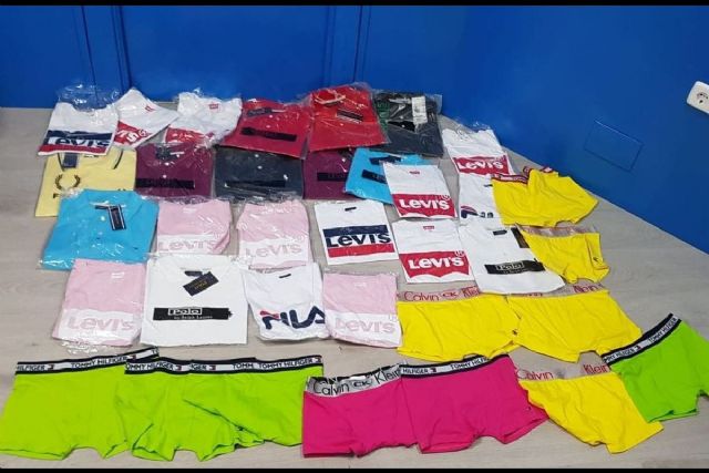 La Policía Local de Cartagena interviene prendas falsificadas en Cabo de Palos - 1, Foto 1