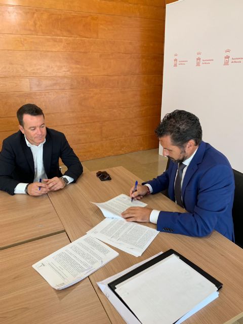 Mario Gómez, responsable de contratación, firma el nuevo contrato de mantenimiento, conservación y restauración de jardines, arbolado, medianas y rotondas - 1, Foto 1