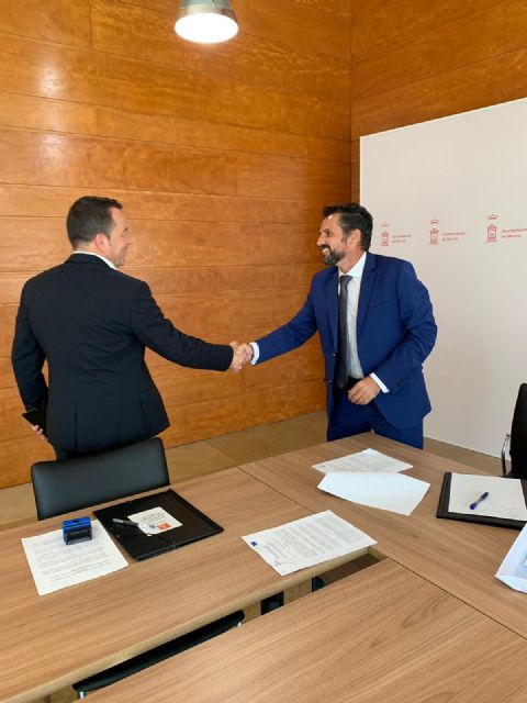 Mario Gómez, responsable de contratación, firma el nuevo contrato de mantenimiento, conservación y restauración de jardines, arbolado, medianas y rotondas - 2, Foto 2