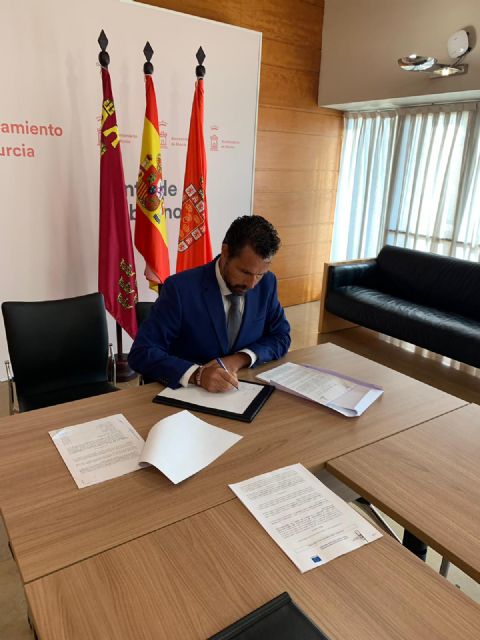 Mario Gómez, responsable de contratación, firma el nuevo contrato de mantenimiento, conservación y restauración de jardines, arbolado, medianas y rotondas - 3, Foto 3