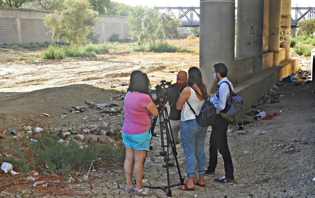 Miles de botellas se acumulan en el cauce urbano del Guadalentín a su paso por Lorca - 1, Foto 1