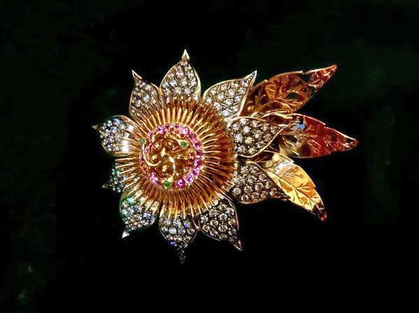 D. Antonio Martínez Olmedo ha querido donar un boche de oro y piedras preciosas a la Virgen de las Angustia - 2, Foto 2