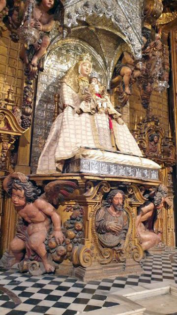La ofrenda floral a la Patrona Virgen de los Reyes y de su archidiócesis, íntima, privada y con la sexta Europa League del Sevilla FC - 1, Foto 1