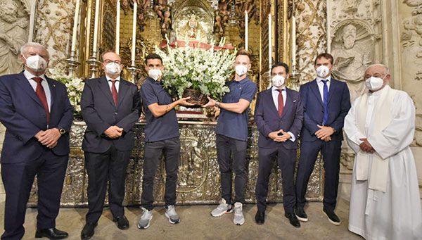 La ofrenda floral a la Patrona Virgen de los Reyes y de su archidiócesis, íntima, privada y con la sexta Europa League del Sevilla FC - 2, Foto 2
