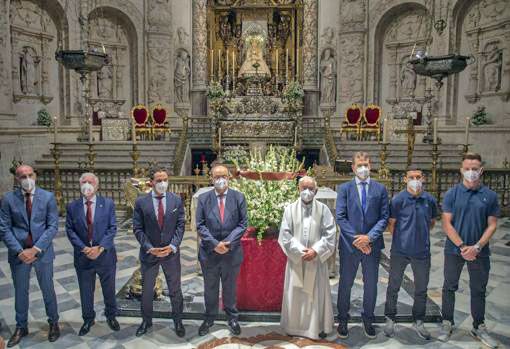 La ofrenda floral a la Patrona Virgen de los Reyes y de su archidiócesis, íntima, privada y con la sexta Europa League del Sevilla FC - 3, Foto 3