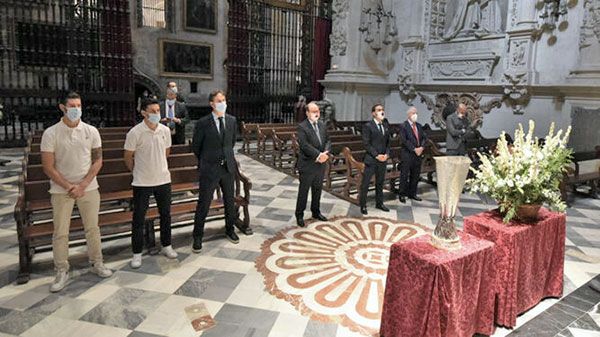 La ofrenda floral a la Patrona Virgen de los Reyes y de su archidiócesis, íntima, privada y con la sexta Europa League del Sevilla FC - 4, Foto 4