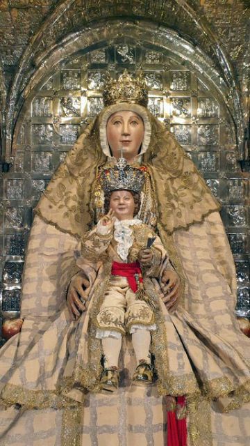 La ofrenda floral a la Patrona Virgen de los Reyes y de su archidiócesis, íntima, privada y con la sexta Europa League del Sevilla FC - 5, Foto 5