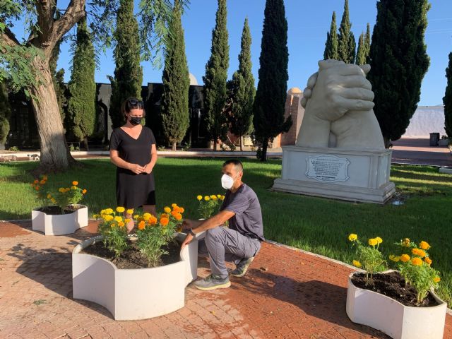 La edil de Cementerio supervisa las labores de limpieza y jardinería en el Camposanto aguileño - 1, Foto 1