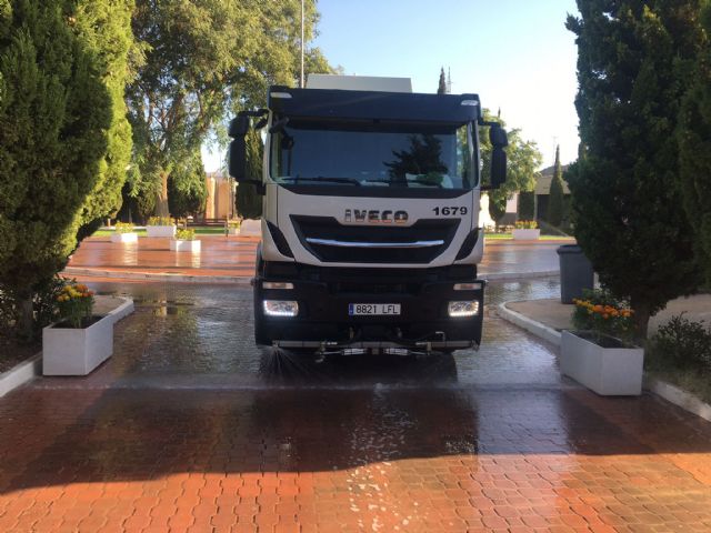 La edil de Cementerio supervisa las labores de limpieza y jardinería en el Camposanto aguileño - 2, Foto 2