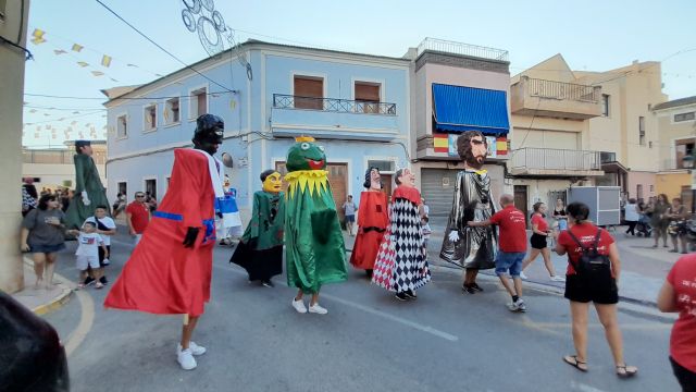 Los Gigantes llegando a la Plaza de la Iglesia. Foto Emilio del Carmelo Tomás Loba., Foto 4